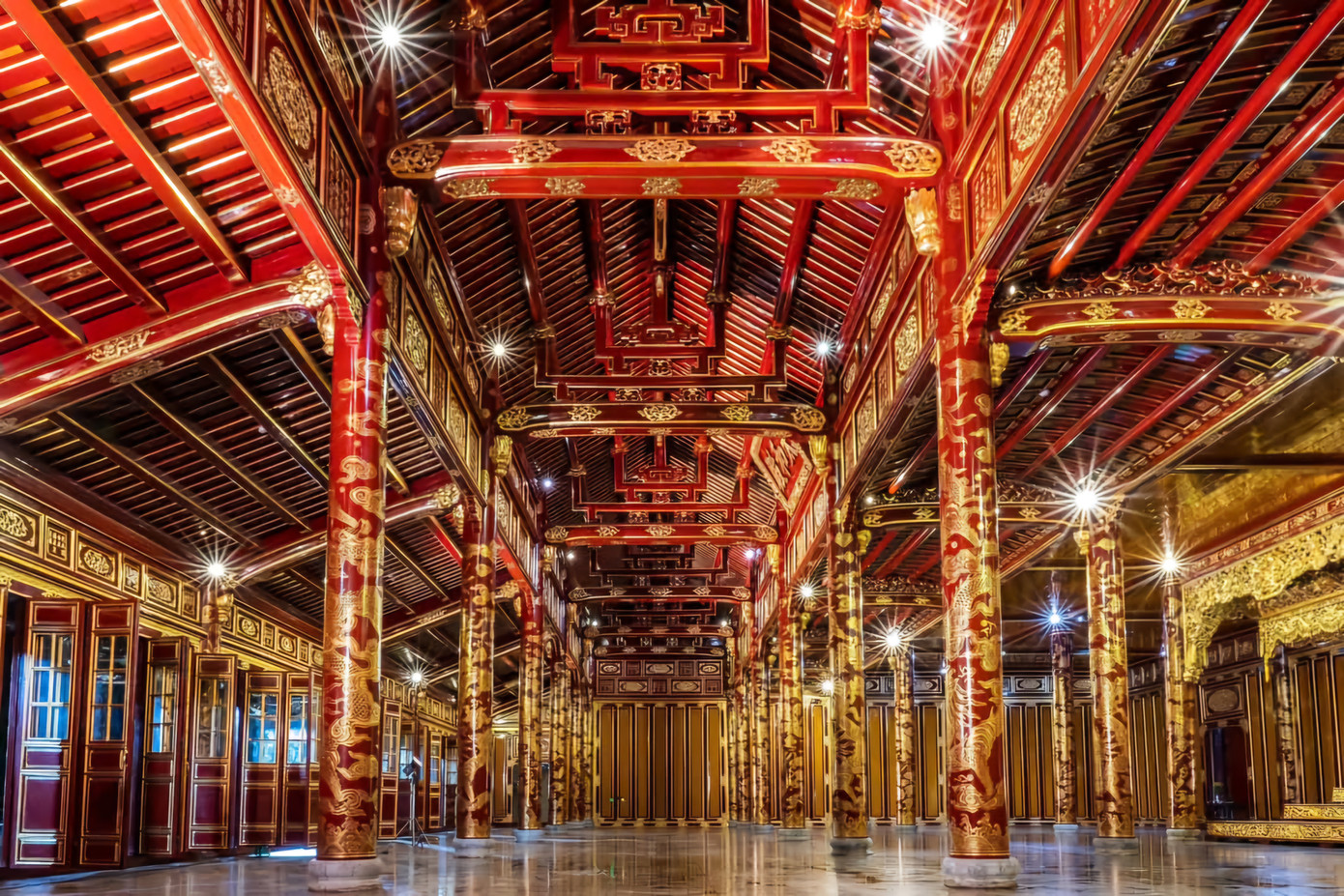 Toàn bộ hệ thống sườn nhà của ngôi điện được làm bằng gỗ lim. Các hàng cột gồm 80 cái đều sơn vẽ rồng thếp vàng uốn quanh. Ảnh: TTBTDTCĐ.