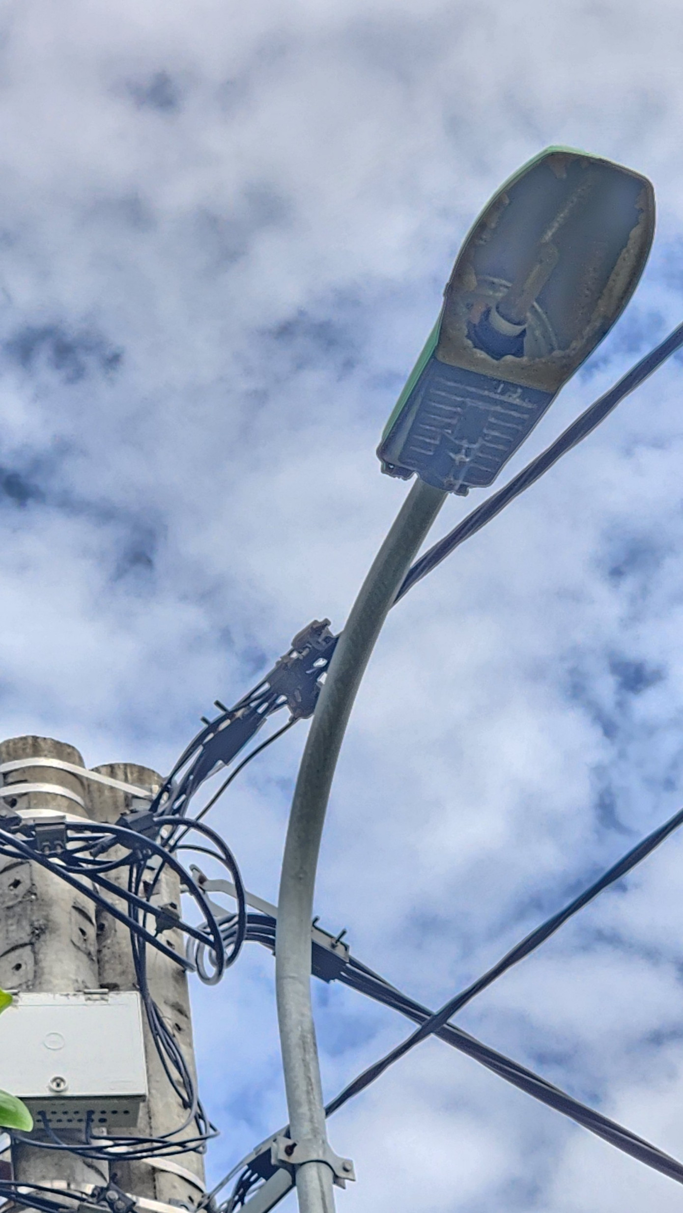 Đèn chiếu sáng khu quy hoạch chưa dùng đã vỡ hỏng.