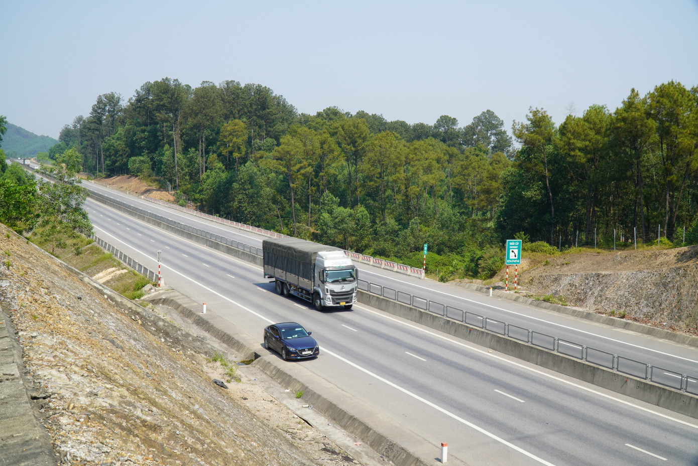 Liên quan vấn đề phân luồng xe vào Quốc lộ 1, ông Lê Toàn Thắng - Phó Giám đốc Sở GTVT tỉnh TT-Huế, cho biết, tỉnh sẽ thực hiện theo quy định của Cục Đường bộ Việt Nam, đồng thời, tiếp tục theo dõi về tình hình an toàn giao thông sau khi áp dụng quyết định cấm xe, để có những kiến nghị, đề xuất kịp thời. Ảnh: Ngọc Văn Liên quan vấn đề phân luồng xe vào Quốc lộ 1, ông Lê Toàn Thắng - Phó Giám đốc Sở GTVT tỉnh TT-Huế, cho biết, tỉnh sẽ thực hiện theo quy định của Cục Đường bộ Việt Nam, đồng thời, tiếp tục theo dõi về tình hình an toàn giao thông sau khi áp dụng quyết định cấm xe, để có những kiến nghị, đề xuất kịp thời. Ảnh: Ngọc Văn