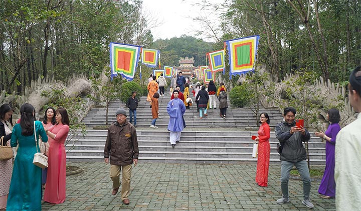 Du khách, người dân Huế và thập phương trẩy hội đền Huyền Trân. Ảnh: CTV. Du khách, người dân Huế và thập phương trẩy hội đền Huyền Trân. Ảnh: CTV.