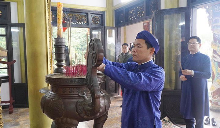 Chủ tịch UBND tỉnh TT-Huế Nguyễn Văn Phương đánh trống khai hội đền Huyền Trân năm 2023 và dâng hương tưởng niệm lên các bậc tiền nhân đã có công với dân, với nước trong việc mở mang bờ cõi. Ảnh: CTV. Chủ tịch UBND tỉnh TT-Huế Nguyễn Văn Phương đánh trống khai hội đền Huyền Trân năm 2023 và dâng hương tưởng niệm lên các bậc tiền nhân đã có công với dân, với nước trong việc mở mang bờ cõi. Ảnh: CTV.