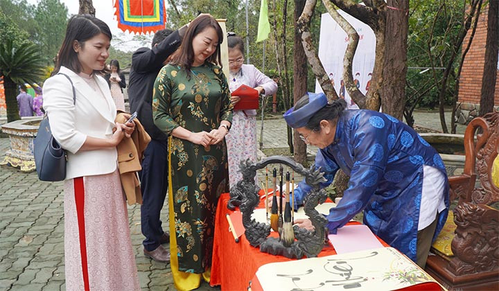 Trình diễn thư pháp tại lễ hội. Ảnh: CTV. Trình diễn thư pháp tại lễ hội. Ảnh: CTV.