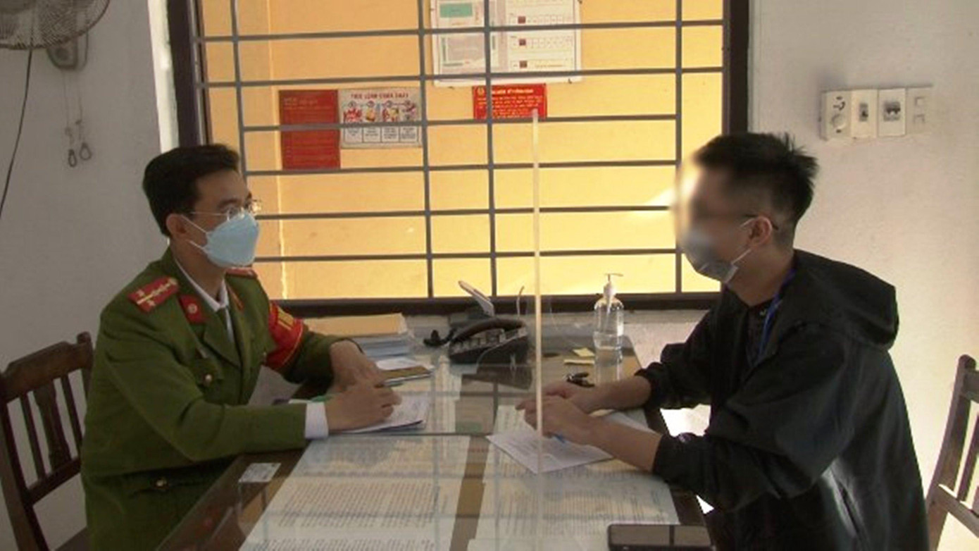 Nạn nhân này được đối tượng lạ mời mua hàng qua mạng, sau đó hoàn tiền và trích thêm phần trăm hoa hồng cao để giăng bẫy. Khi mua với số tiền cao hơn, các đối tượng lạ cắt liên lạc, không hoàn tiền và chiếm đoạt luôn tiền mua hàng chuyển khoản trước đó.