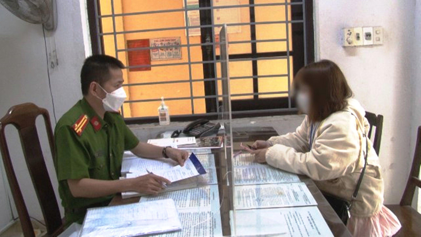 Người dân trình báo công an sau khi bị lừa đảo, mất hơn 100 triệu đồng