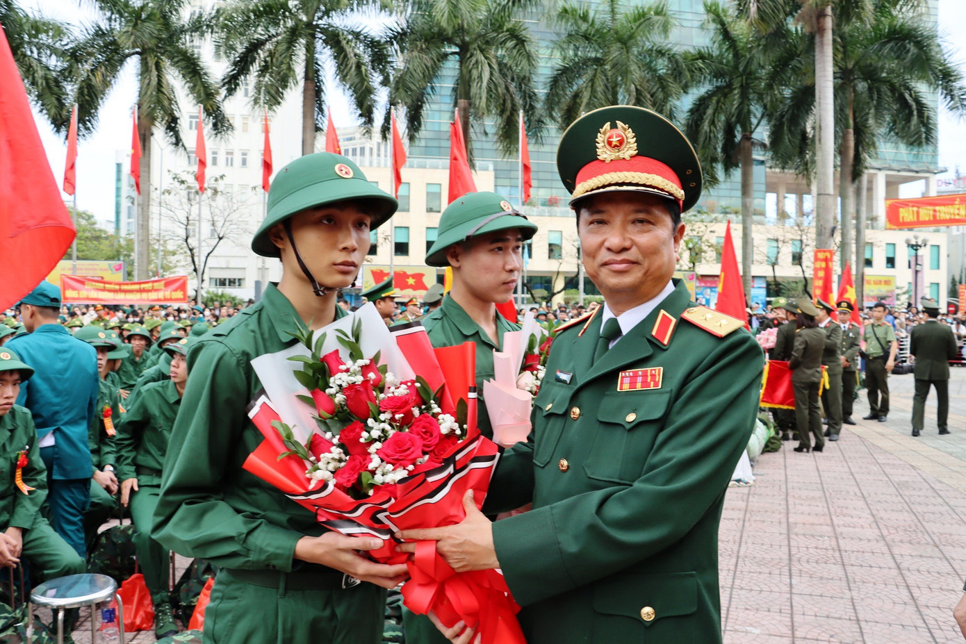 Trung tướng Hà Thọ Bình - Tư lệnh Quân khu 4 tặng hoa động viên tân binh trước lúc lên đường nhập ngũ.