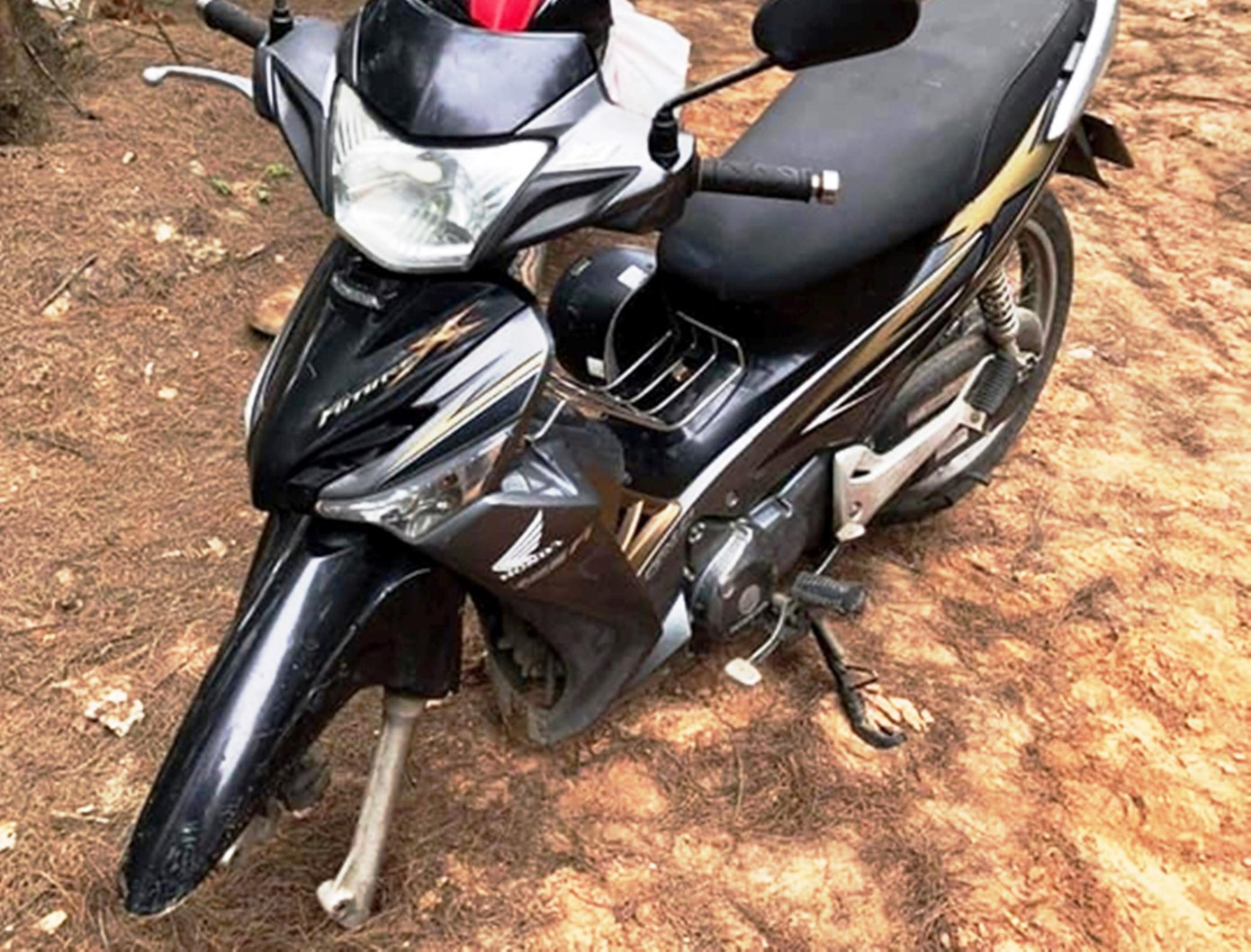 Bánh trước chiếc xe bị tháo trộm sau gần 10 phút chủ xe rời đi câu cá. Ảnh: MXH