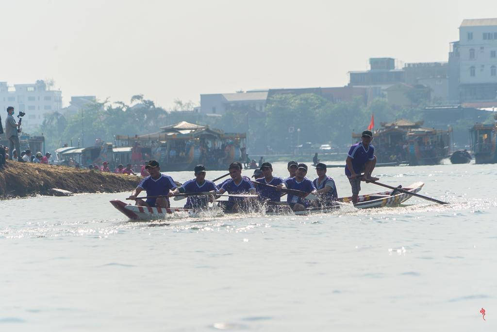 Mỗi độ đua gồm 2 vòng 4 tráo, riêng độ cúng nam và độ phá nam đua 3 vòng 6 tráo, cự ly đua 800m - 900m/vòng. Khu vực tổ chức đua trên sông Hương, đoạn từ công viên Trịnh Công Sơn kéo dài đến sông Đông Ba (nhánh phụ của sông Hương). Ảnh: Sở DL TT-Huế