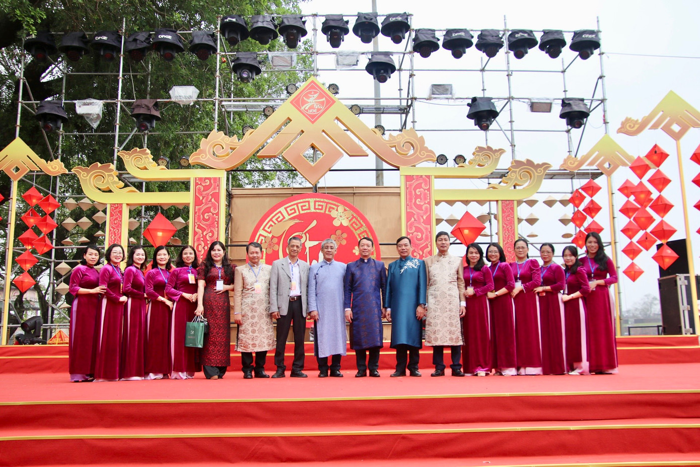 Các đại biểu trong trang phục áo dài truyền thống chụp ảnh lưu niệm tại lễ khai mạc Festival Tết Huế 2024.