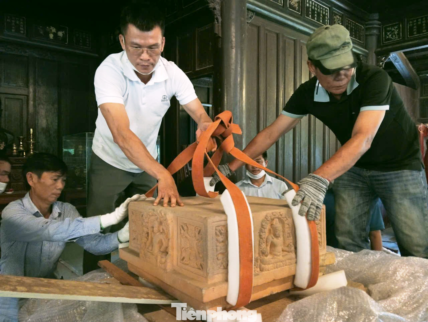 Theo ông Nguyễn Đức Lộc - Giám đốc Bảo tàng - để đảm bảo tính khoa học và tuân thủ nguyên tắc của bảo tàng học, đơn vị đã mời chuyên gia từ Hà Nội vào tập huấn cho toàn thể đội ngũ viên chức, người lao động về sử dụng vật liệu, thiết bị bổ trợ và quy trình đóng gói.