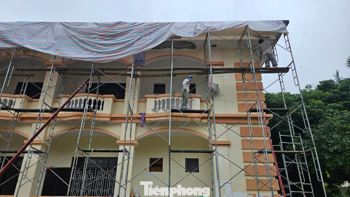 Theo ông Trương Đình Hạnh - Phó Chủ tịch UBND thành phố Huế, để chạy đua với thời gian, các cơ quan chức năng đã huy động hơn 200 công nhân tập trung làm việc tại trụ sở cũ của Bộ Chỉ huy Quân sự tỉnh Thừa Thiên-Huế, kể cả 2 ngày cuối tuần, nhằm thực hiện cải tạo, chỉnh trang, sắp xếp, bố trí nơi làm việc mới cho các cơ quan của quận Phú Xuân. Cùng với đó là việc trang cấp trang thiết bị, phương tiện làm việc cho các cơ quan, đơn vị hành chính khi dời về khu vực này.