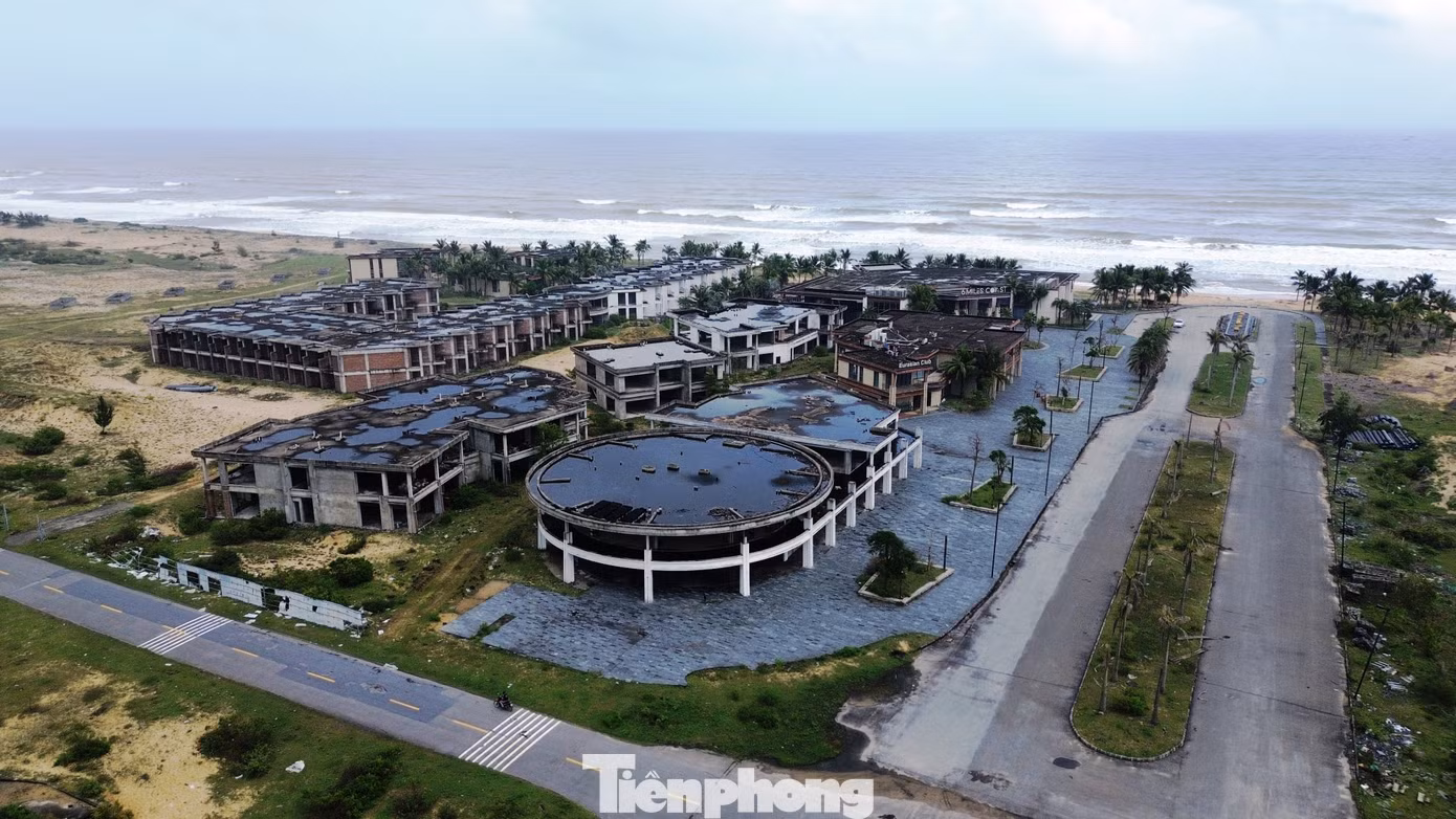 Cách đây nhiều năm, dự án khu du lịch, nghỉ dưỡng Six Miles Coast Resort từng được quảng bá là "dải lụa vàng" của du lịch miền Trung.