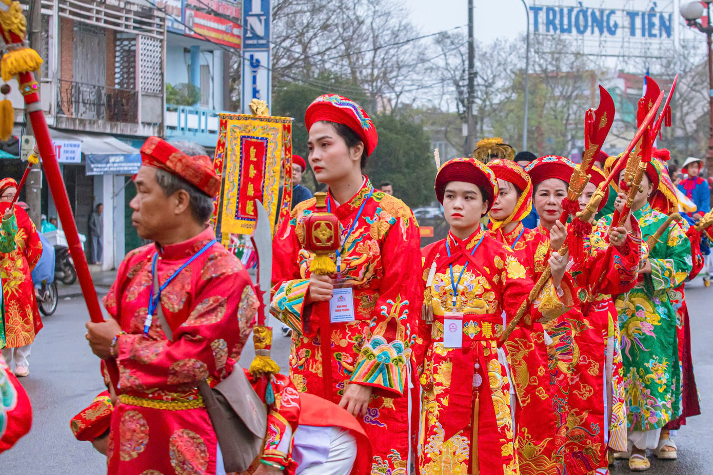 Ông Phan Thanh Hải - Giám đốc Sở Văn hóa và Thể thao TP Huế - cho biết kể từ sau khi đất nước giành độc lập, lần đầu tiên trong khuôn khổ Festival Huế 2022, nghi lễ cung nghinh Thánh Mẫu bằng đường bộ được tái hiện, tạo điểm nhấn quan trọng cho lễ hội. Đây cũng là cơ sở để duy trì nghi thức rước này 2 năm một lần, giữ gìn nét văn hóa độc đáo mà tiền nhân đã để lại. Ảnh: TTBTDTCĐ Huế.