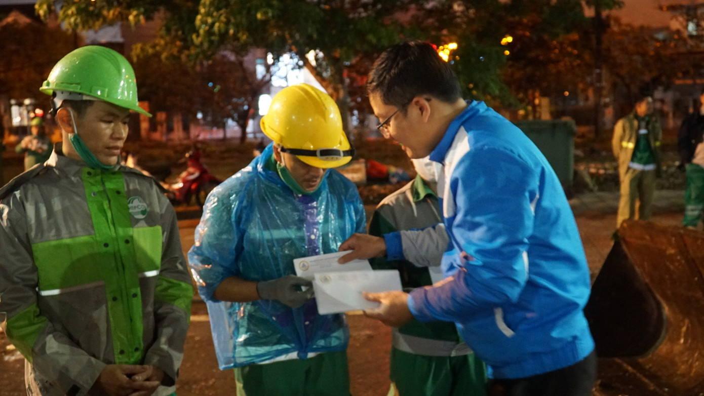 Nhiều công nhân môi trường đô thị Huế bất ngờ nhận được quà Tết ấm áp giữa Giao thừa giá rét.