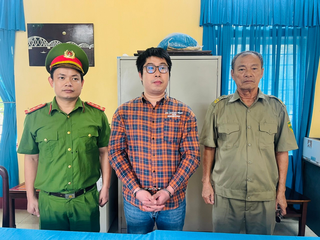 Đối tượng Lê Trung Đức (giữa) bị bắt giữ về hành vi lừa đảo, chiếm đoạt tài sản.