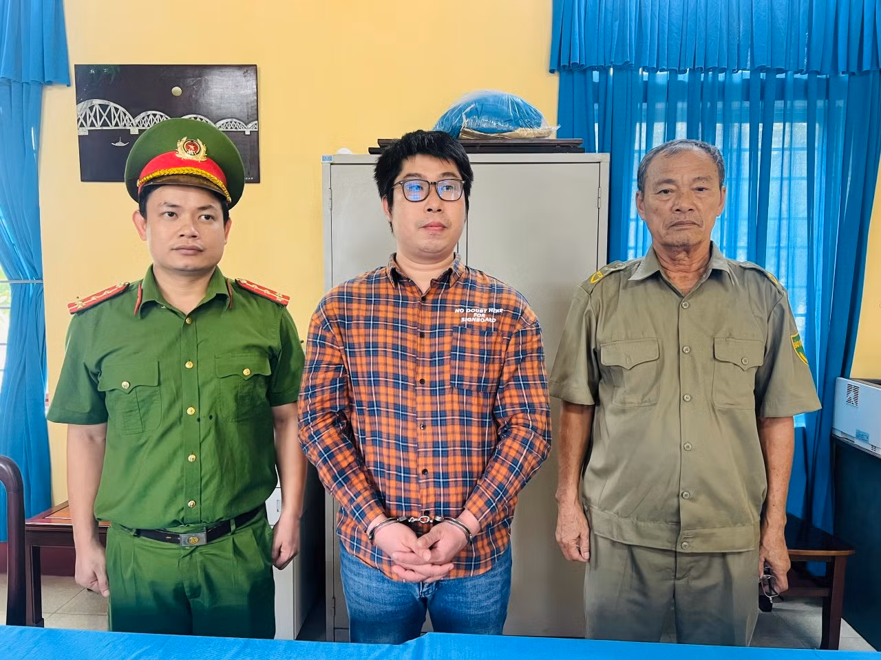 Đối tượng Lê Trung Đức (giữa) bị bắt giữ về hành vi lừa đảo, chiếm đoạt tài sản.