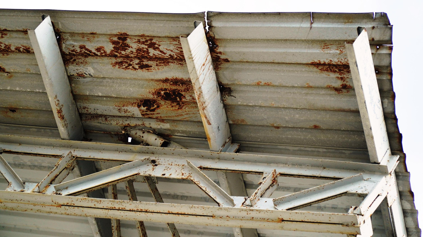 Do thời gian hoàn thành dự án bị “kéo giãn” thêm 5 năm, nhiều hạng mục đầu tư trước đó như bề mặt khán đài sân bóng, mương thoát nước, hệ thống điện, cỏ mặt sân... đã bị xuống cấp, hư hỏng.