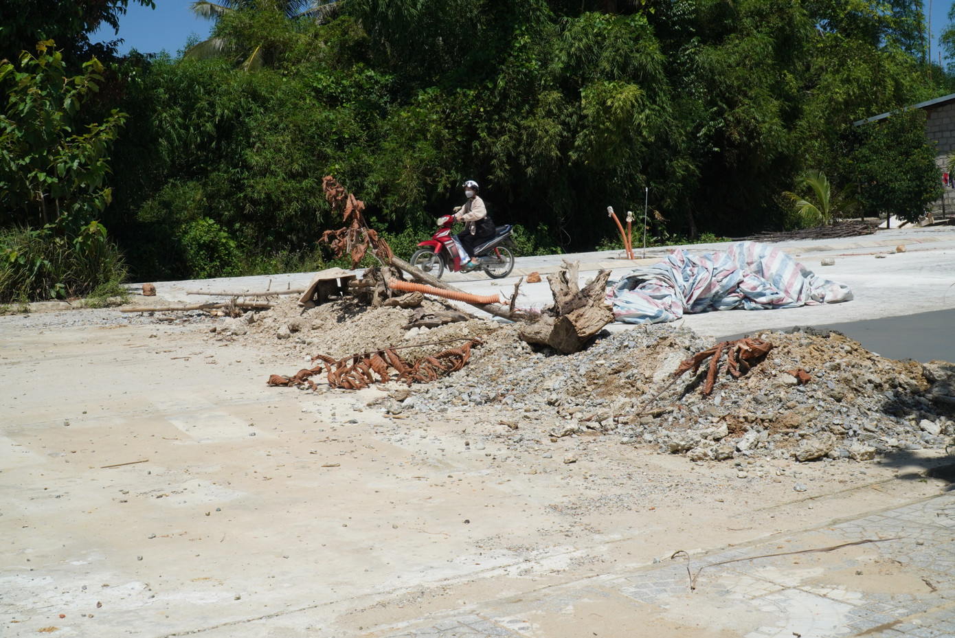 Theo nhiều người dân trong khu vực dự án, khi triển khai tuyến đường mới, có nhiều gia đình bị ảnh hưởng do giải phóng mặt bằng, thu hồi đất đai. Tuy nhiên, đa số người dân đều đồng tình và kỳ vọng, công trình sẽ làm thay đổi bộ mặt địa phương, cải thiện điều kiện đi lại, bảo đảm an toàn giao thông, tác động tích cực đến phát triển kinh tế - xã hội của thị trấn.