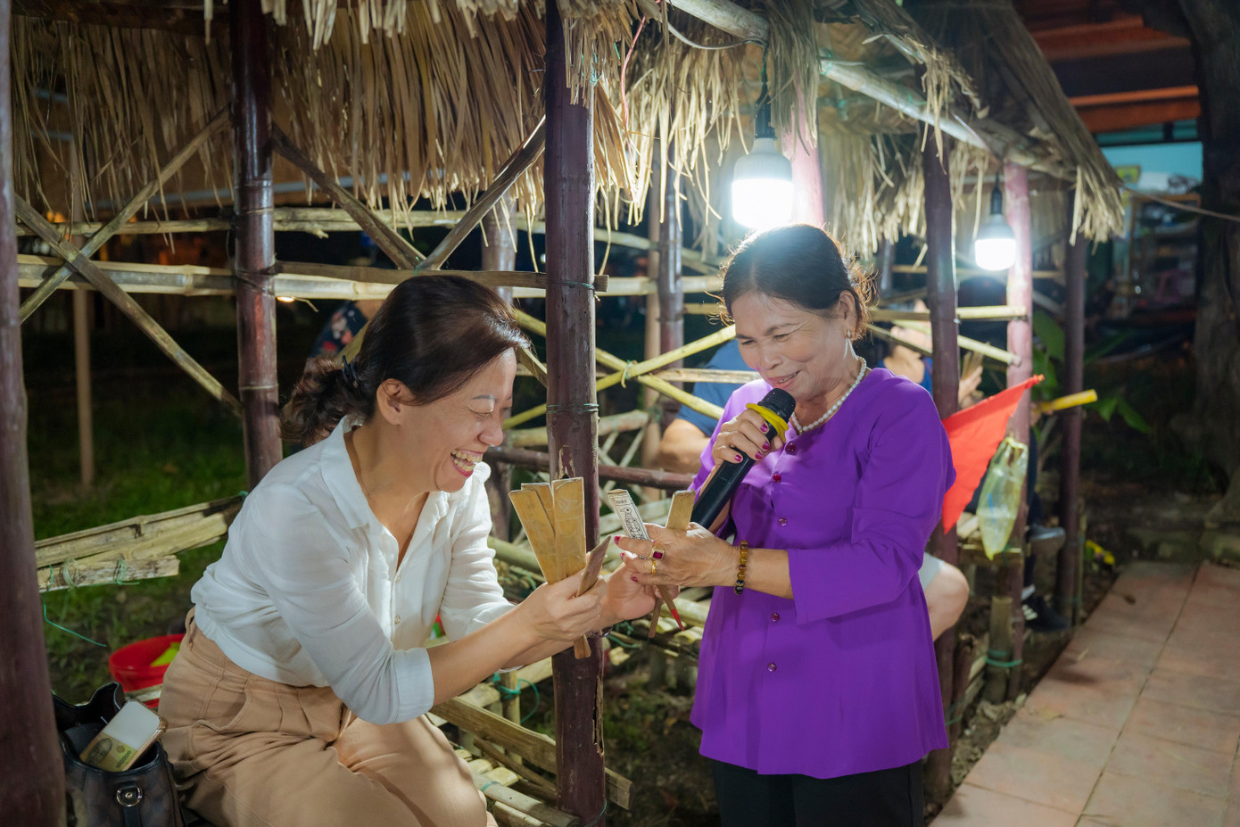 “Chương trình chợ đêm đề cao tính kết nối cộng đồng, thời điểm diễn ra phiên chợ, bên cạnh hoạt động mua sắm, trải nghiệm…, người dân, du khách có dịp tham gia vào các trò chơi dân gian, thưởng thức nghệ thuật hô bài chòi, biểu diễn văn nghệ, hát cho nhau nghe, nhảy sạp, đốt lửa trại… Các tiết mục trong “Đêm hội quê hương” diễn ra theo hình thức liên hoan, ai ngang qua cũng có thể tham gia”, ông Hiệp cho hay. Ảnh: Đình Hoàng