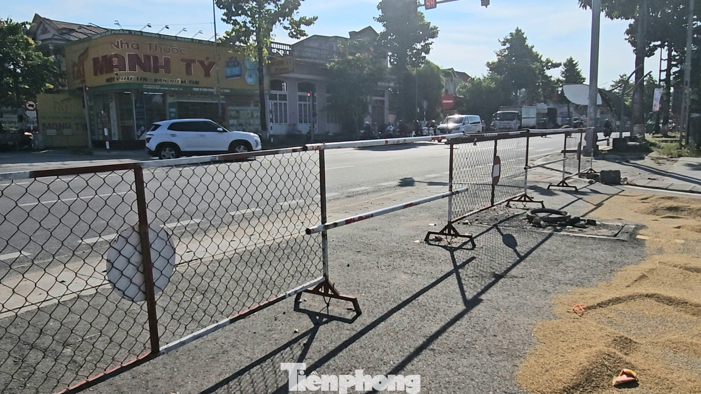 Trao đổi với PV Tiền Phong, lãnh đạo Sở GTVT TT-Huế cho biết, thực hiện chỉ đạo của UBND tỉnh, đơn vị hiện tập hợp hồ sơ, tài liệu, yêu cầu của các địa phương, đơn vị liên quan việc đấu nối đường mới đầu tư xây dựng hoàn thiện ra các tuyến quốc lộ qua địa bàn để kiến nghị cấp có thẩm quyền xem xét, xử lý.