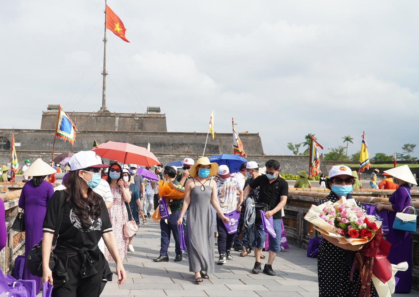 Việc tổ chức đón khách du lịch quốc tế trở lại góp phần quảng bá hình ảnh du lịch Huế, với thông điệp “Huế - Điểm đến an toàn và thân thiện” Việc tổ chức đón khách du lịch quốc tế trở lại góp phần quảng bá hình ảnh du lịch Huế, với thông điệp “Huế - Điểm đến an toàn và thân thiện”