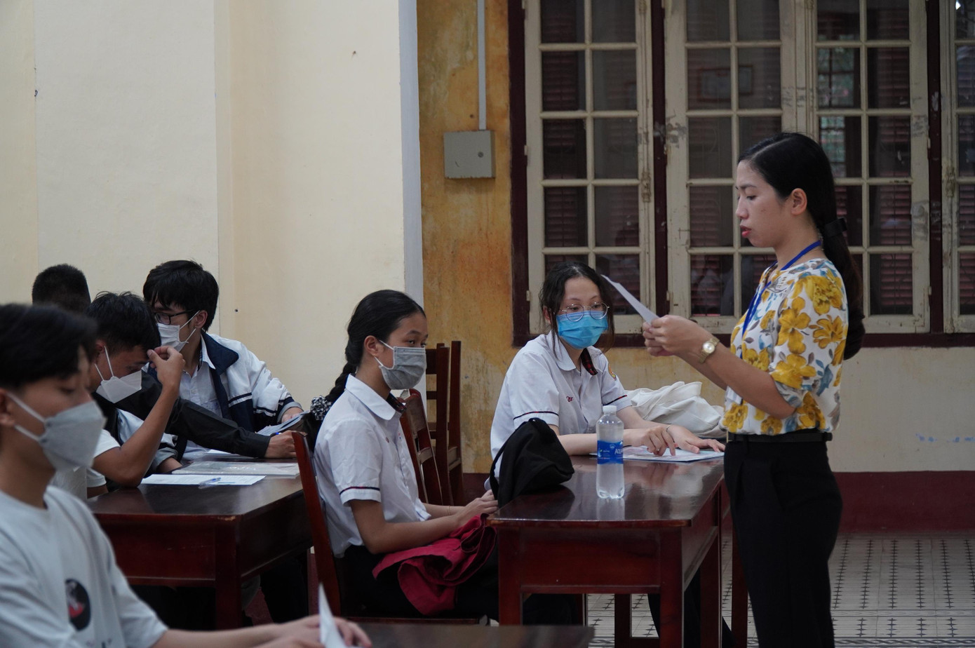 Sở GD&amp;ĐT tỉnh TT-Huế đã điều động hơn 2.500 cán bộ, giáo viên, nhân viên tham gia phục vụ cho kỳ thi được tổ chức tại 588 phòng thi của 37 điểm thi thuộc 9 huyện, thị xã, thành phố Huế.