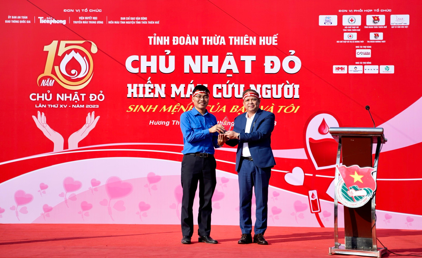 Đại diện báo Tiền Phong trao kỷ niệm chương tặng anh Nguyễn Quang Đức - Bí thư Thị Đoàn Hương Thủy, TT-Huế (bìa trái). Ảnh: CTV