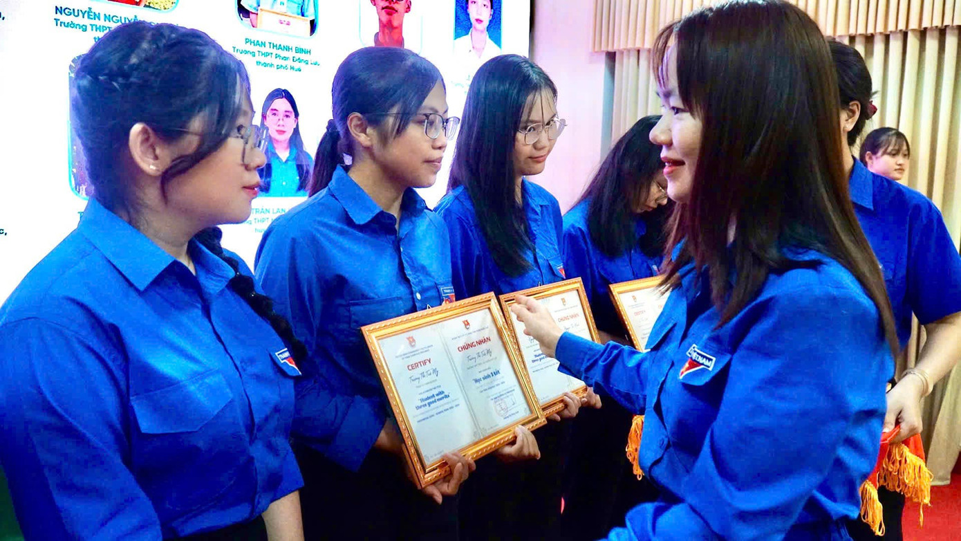 Chị Hoàng Thị Thùy Linh - Phó Bí thư Tỉnh Đoàn TT-Huế, trao danh hiệu Học sinh 3 tốt cho đoàn viên, học sinh có thành tích tiêu biểu.