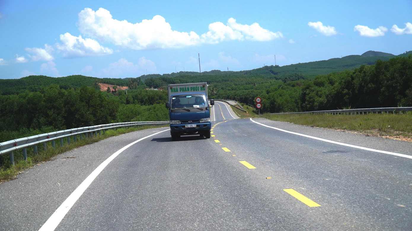 Còn theo ông Trần Quốc Phụng - Chủ tịch UBND huyện Nam Đông (tỉnh TT-Huế), tuyến cao tốc La Sơn - Túy Loan có tổng chiều dài đi qua huyện này khoảng 35 km.