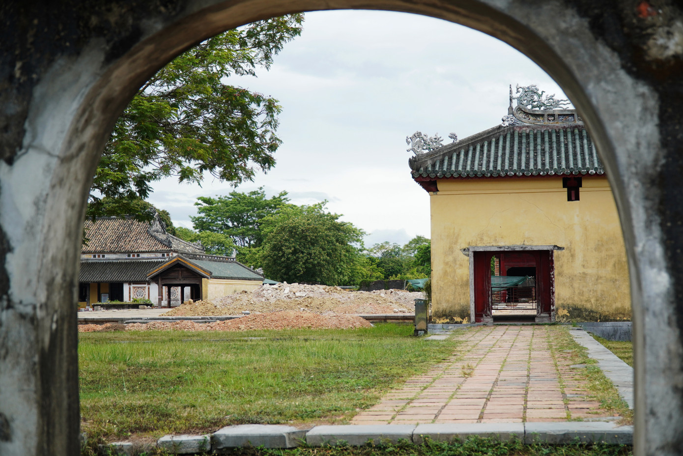 Trung tâm Bảo tồn Di tích Cố đô Huế cho biết, Bảo tàng Lịch sử Quốc gia Việt Nam chủ trì, phối hợp với Trung tâm vừa thực hiện khai quật, khảo cổ di tích điện Cần Chánh (Đại nội Huế). Ảnh: Ngọc Văn