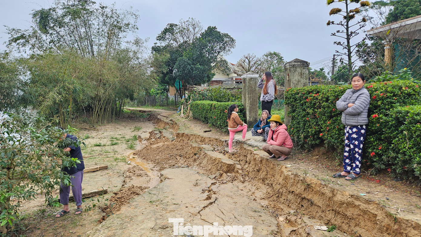 Bà Nguyễn Thị Kim Yến (ngụ xóm Phường, thôn La Vân Thượng) kể: “Sáng ra, chạy xe máy từ nhà xuống đường thôn để đi làm, tôi hết sức bất ngờ và hoảng sợ khi thấy một khe nứt lớn xé toạc cả mảng bê tông lối dẫn lên sân nhà, còn phía trước là một hố sâu”. Bà Nguyễn Thị Kim Yến (ngụ xóm Phường, thôn La Vân Thượng) kể: “Sáng ra, chạy xe máy từ nhà xuống đường thôn để đi làm, tôi hết sức bất ngờ và hoảng sợ khi thấy một khe nứt lớn xé toạc cả mảng bê tông lối dẫn lên sân nhà, còn phía trước là một hố sâu”.