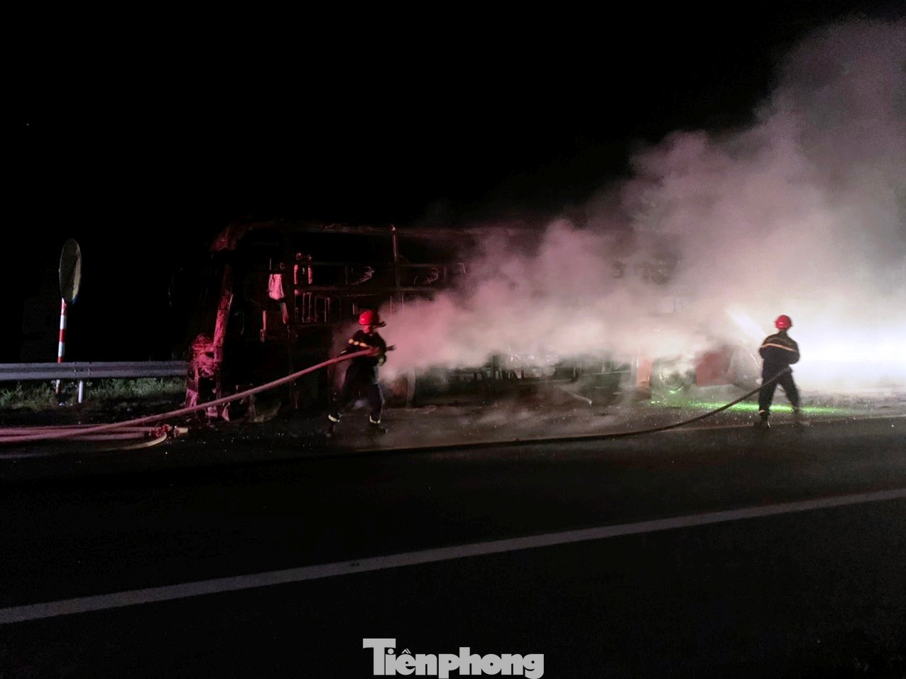 Lực lượng chức năng nỗ lực khống chế đám cháy. Ảnh: CTV