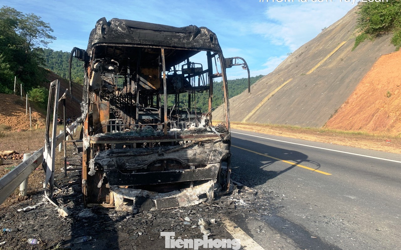 Hiện trường vụ cháy xe khách giường nằm trên cao tốc La Sơn - Túy Loan. Ảnh: CTV