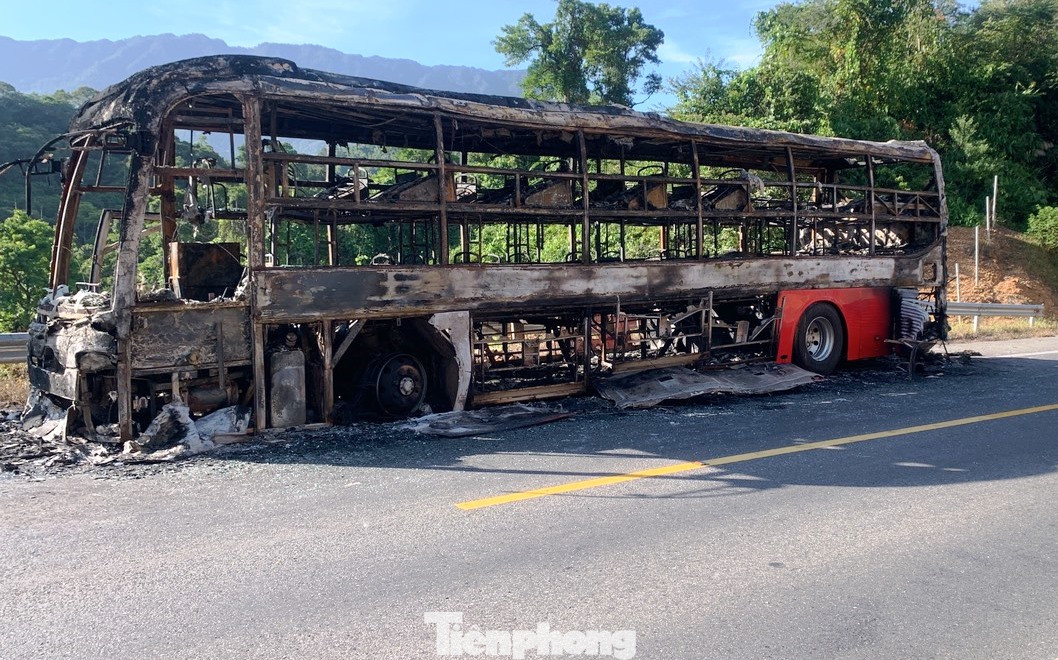 Chiếc xe khách bị thiêu cháy gần như hoàn toàn. Ảnh: CTV
