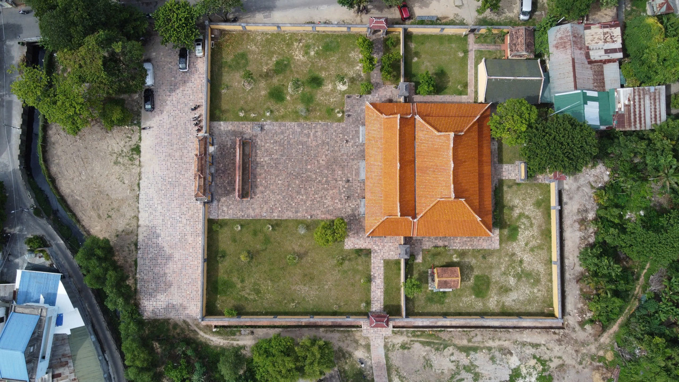 Cụm công trình di tích An Lăng nằm trên đường Duy Tân, phường An Cựu, TP. Huế.