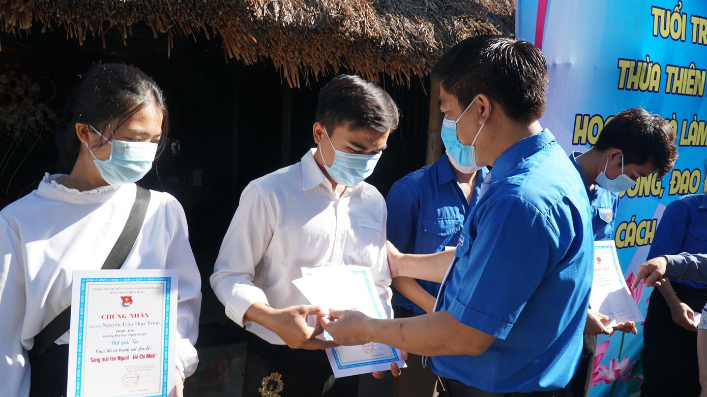 Trao giải cuộc thi vẽ tranh với chủ đề “Sáng mãi tên Người - Hồ Chí Minh”