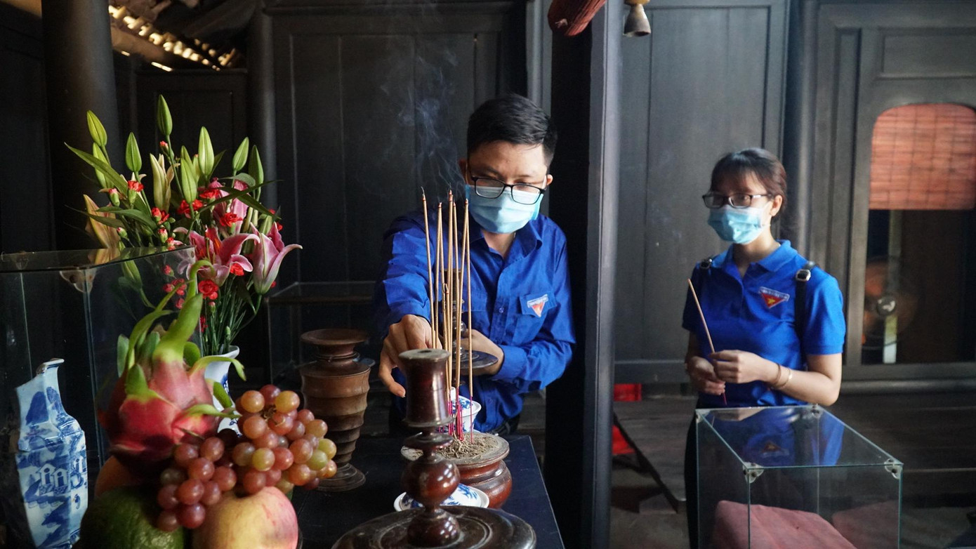 Dâng hương tưởng niệm Chủ tịch Hồ Chí Minh tại Khu lưu niệm Bác Hồ ở làng Dương Nỗ, xã Phú Dương, huyện Phú Vang, TT-Huế