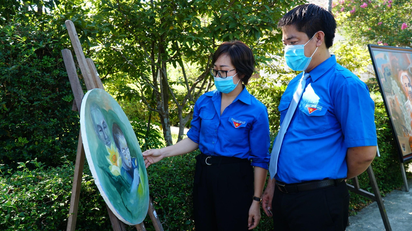 Trưng bày tranh vẽ từ cuộc thi vẽ tranh với chủ đề “Sáng mãi tên Người - Hồ Chí Minh”