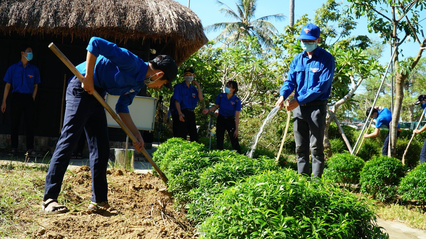 Thực hiện công trình &quot;Vườn hoa dâng Bác&quot;