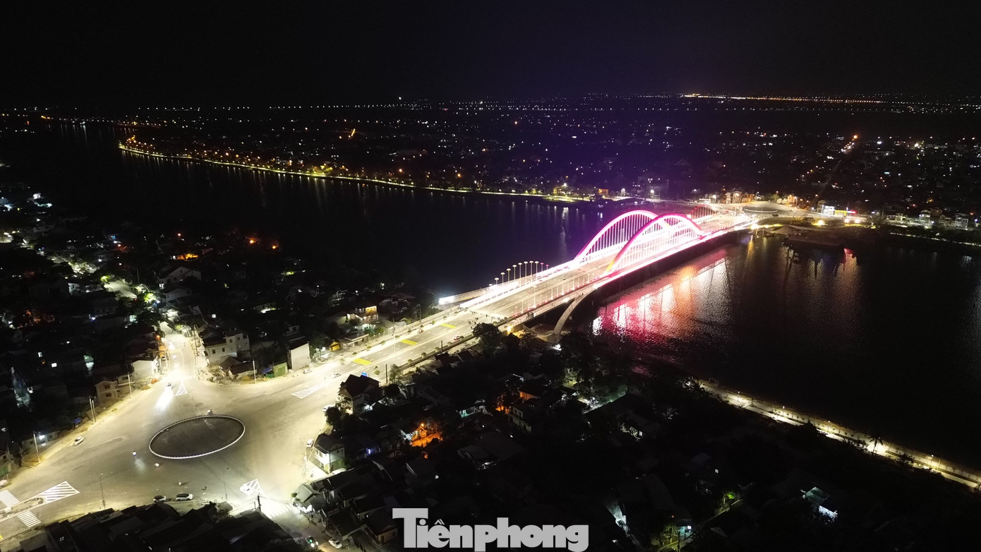 Được xem như là một biểu tượng mới của xứ Huế, cầu Nguyễn Hoàng được kỳ vọng sẽ góp phần nâng cao đời sống dân sinh, đưa Huế tiến gần hơn mục tiêu trở thành trung tâm du lịch, văn hóa và kinh tế trọng điểm của miền Trung.