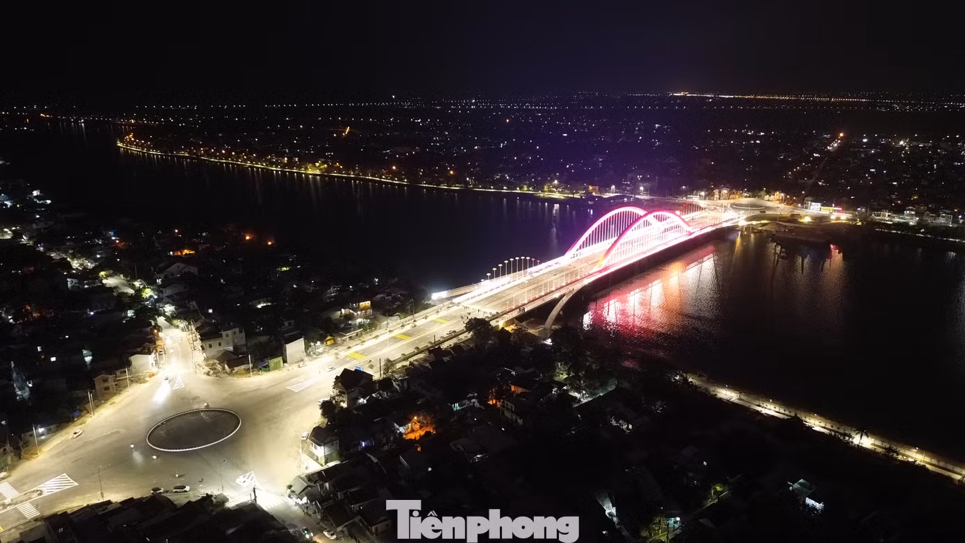 Được xem như là một biểu tượng mới của xứ Huế, cầu Nguyễn Hoàng được kỳ vọng sẽ góp phần nâng cao đời sống dân sinh, đưa Huế tiến gần hơn mục tiêu trở thành trung tâm du lịch, văn hóa và kinh tế trọng điểm của miền Trung. Được xem như là một biểu tượng mới của xứ Huế, cầu Nguyễn Hoàng được kỳ vọng sẽ góp phần nâng cao đời sống dân sinh, đưa Huế tiến gần hơn mục tiêu trở thành trung tâm du lịch, văn hóa và kinh tế trọng điểm của miền Trung.