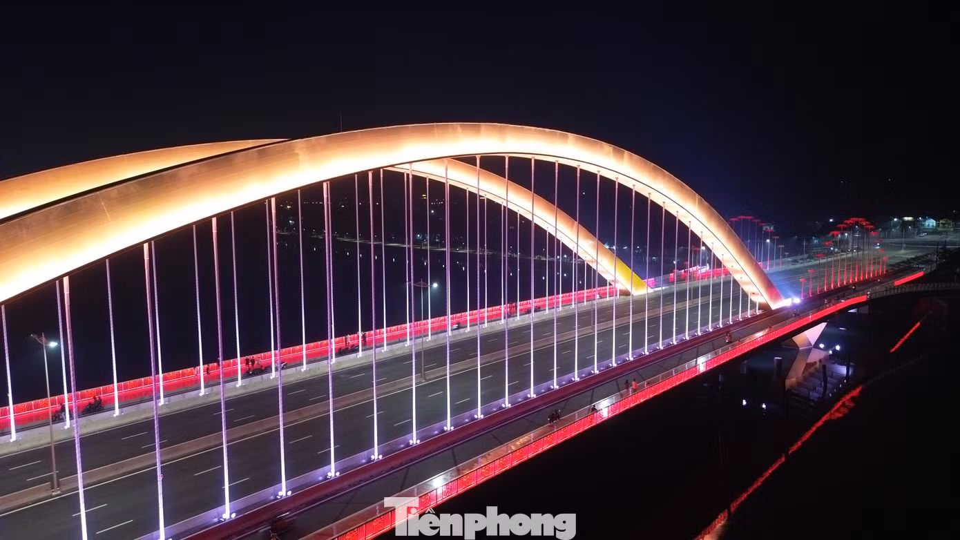 Được xem như là một biểu tượng mới của xứ Huế, cầu Nguyễn Hoàng được kỳ vọng sẽ góp phần nâng cao đời sống dân sinh, đưa Huế tiến gần hơn mục tiêu trở thành trung tâm du lịch, văn hóa và kinh tế trọng điểm của miền Trung. Được xem như là một biểu tượng mới của xứ Huế, cầu Nguyễn Hoàng được kỳ vọng sẽ góp phần nâng cao đời sống dân sinh, đưa Huế tiến gần hơn mục tiêu trở thành trung tâm du lịch, văn hóa và kinh tế trọng điểm của miền Trung.