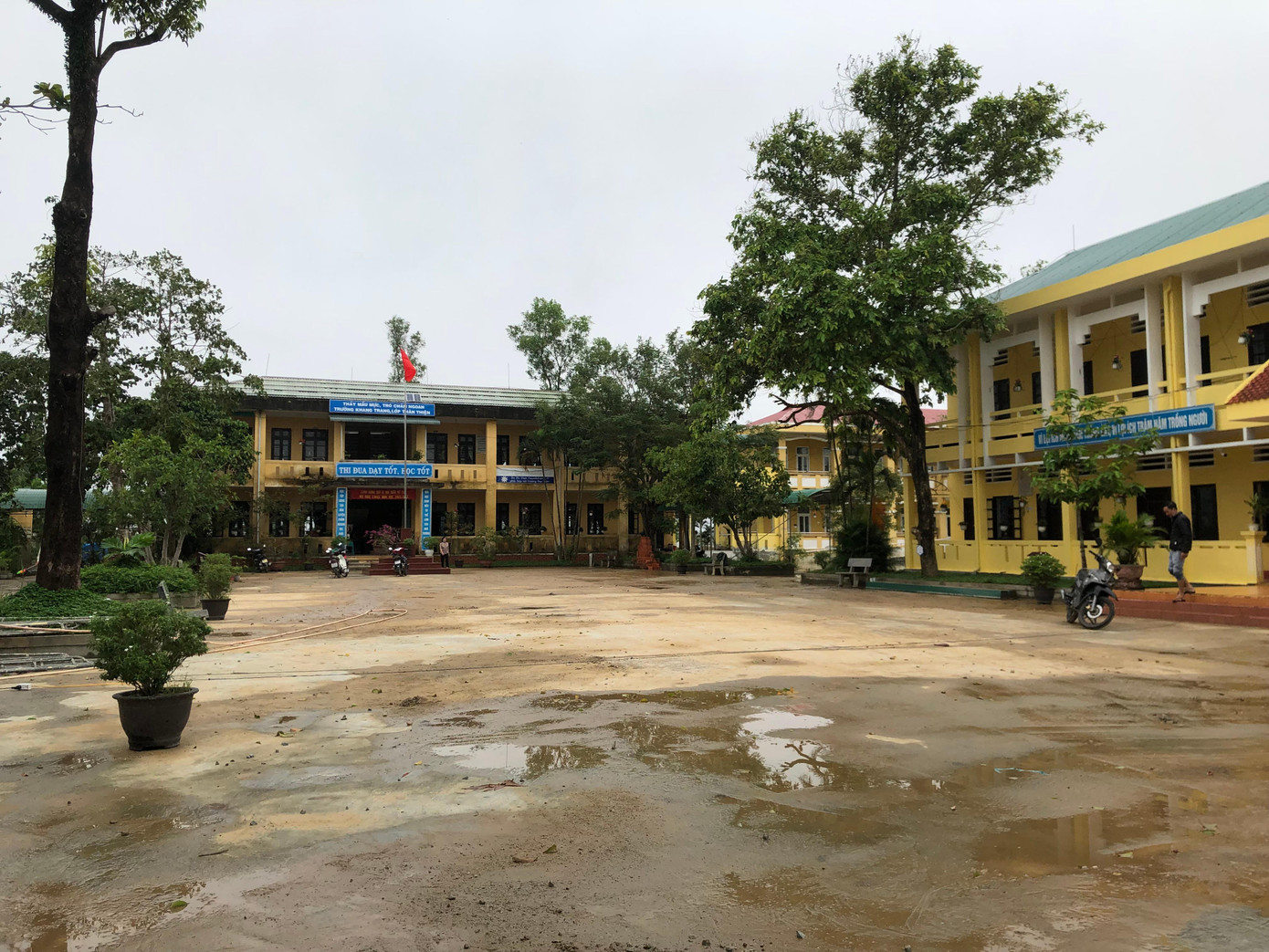 Lũ rút khỏi trường học ở xã Quảng An