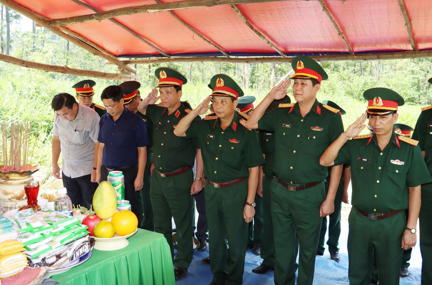Dành một phút mặc niệm tưởng nhớ các anh hùng liệt sĩ Dành một phút mặc niệm tưởng nhớ các anh hùng liệt sĩ