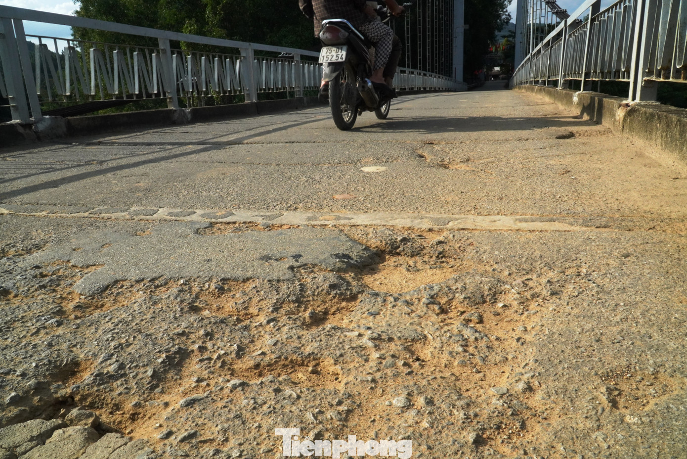 Tuy nhiên, qua hàng chục năm đưa vào sử dụng, cầu treo Bình Thành nay đã xuống cấp, thuộc diện cầu yếu quá hạn sử dụng.