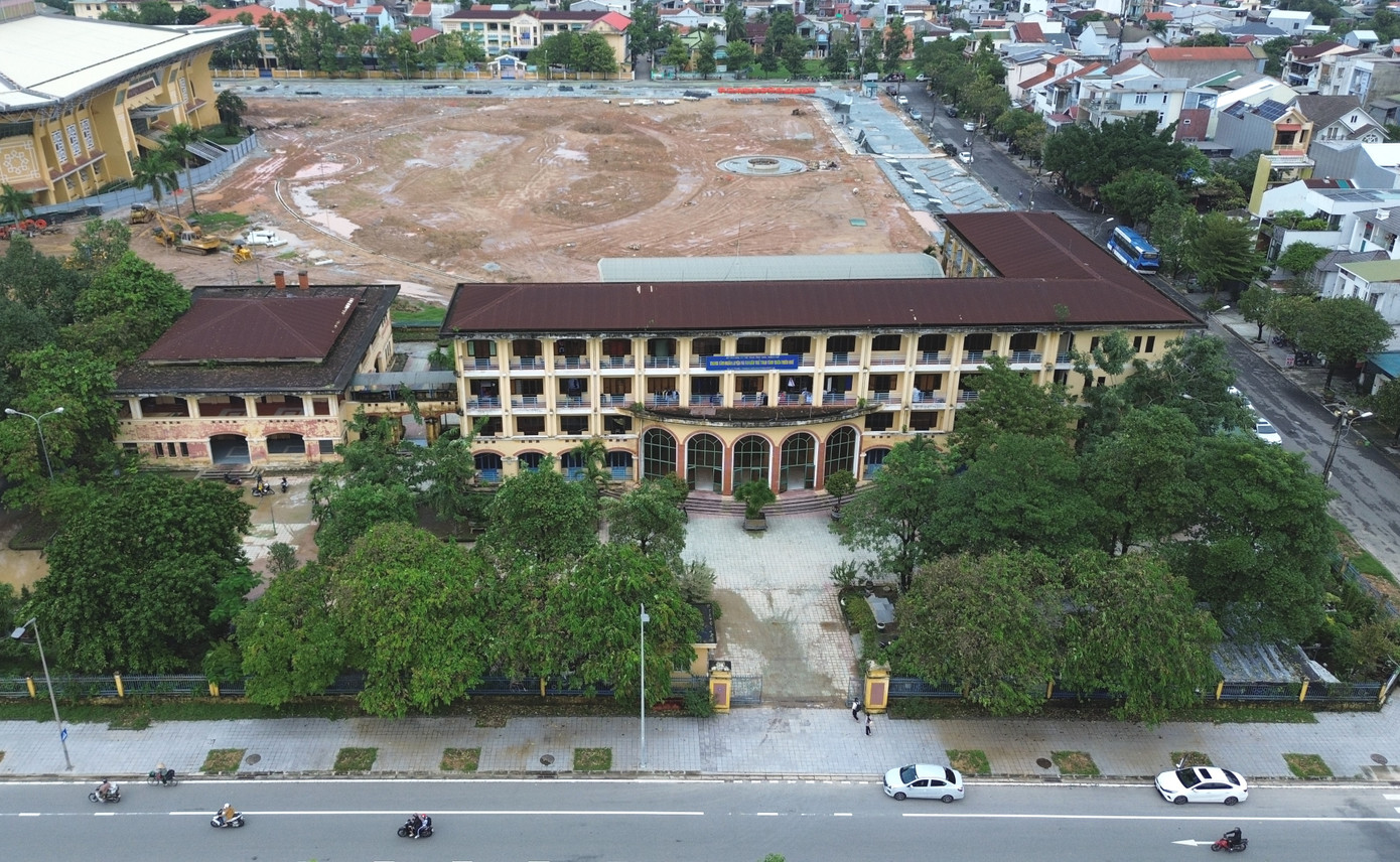 Sự bất cập về công tác giải phóng mặt bằng, chậm sắp xếp nơi đến cho trung tâm huấn luyện thể thao trước khi khởi công khu quảng trường không chỉ ảnh hưởng tiến độ xây dựng dự án, mà còn gây tâm lý thấp thỏm “đi chưa được, ở không xong” đối với tập thể cán bộ, nhân viên, huấn luyện viên, vận động viên, học viên trung tâm. Ảnh: Thế Nghĩa