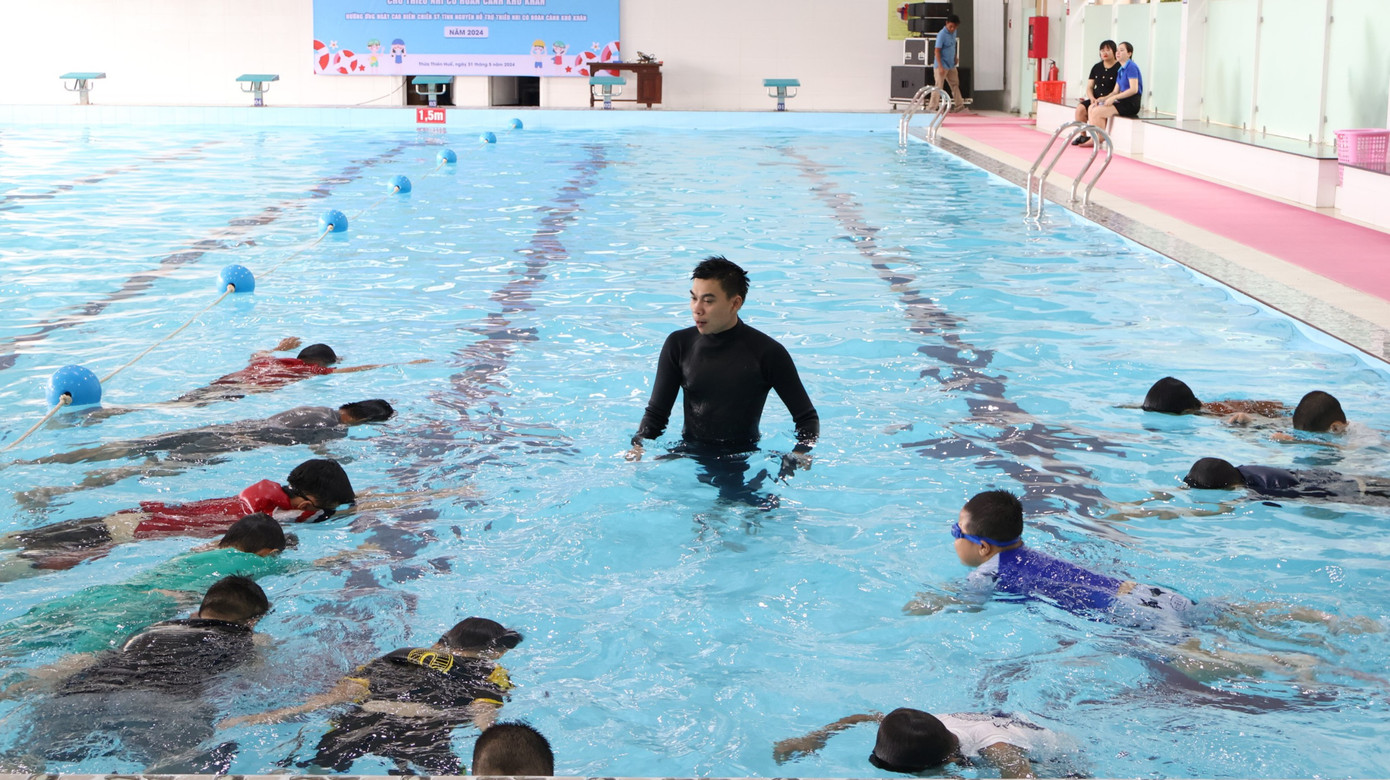 Tham gia khai mạc lớp dạy bơi miễn phí cấp tỉnh có 60 em thiếu nhi là học sinh các trường tiểu học, THCS trên địa bàn.