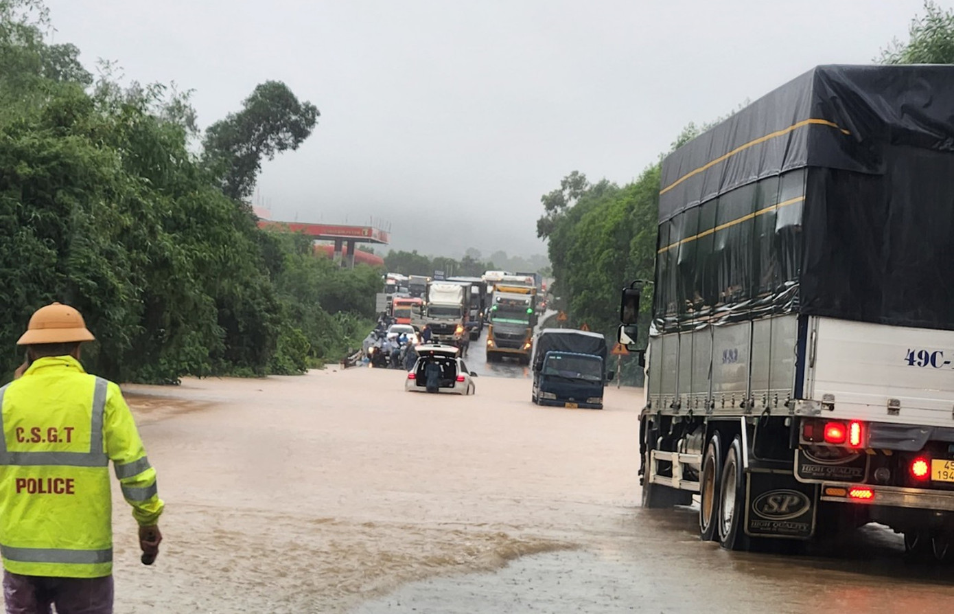 Ngập cục bộ trên tuyến Quốc lộ 1 nhánh tránh TP Huế. Ngập cục bộ trên tuyến Quốc lộ 1 nhánh tránh TP Huế.