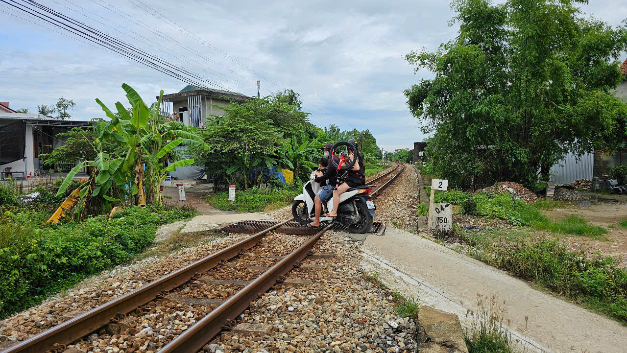 “Sau khi rào đóng các lối đi tự mở, chúng tôi bàn giao lại cho địa phương quản lý, tránh tình trạng người dân tự ý tháo dỡ và tái sử dụng gây mất an toàn giao thông. Công ty cũng sẽ thường xuyên kiểm tra, giám sát để phát hiện sớm các trường hợp tái sử dụng đường ngang sau rào đóng hoặc phát sinh lối đi tự mở mới,” ông Lê Nguyễn Huy cho hay.
