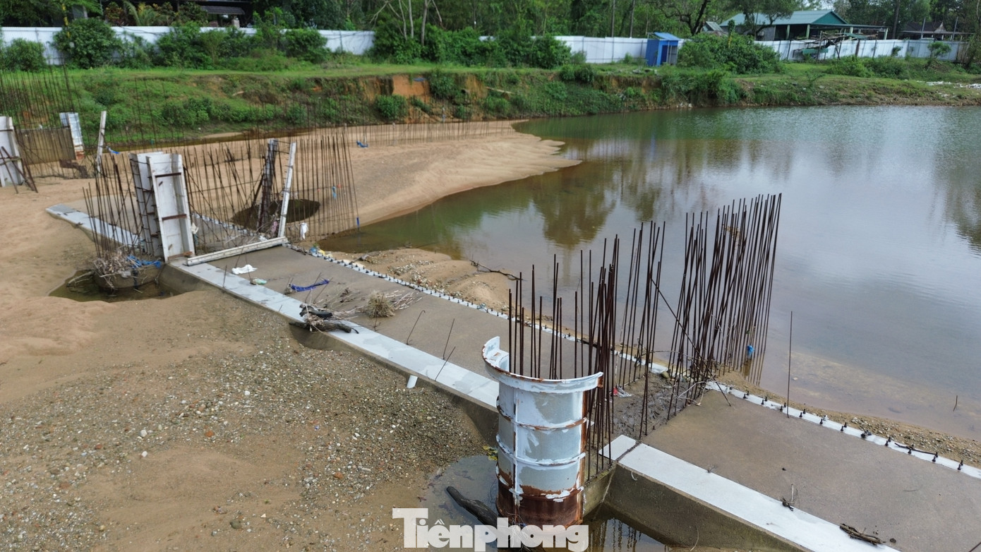 Hạng mục đập tràn vùng hạ lưu khe suối trong cảnh dang dở và chưa có dấu hiệu tái xây dựng trở lại.