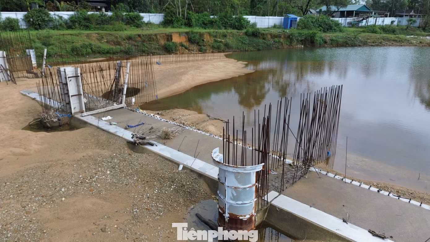 Hạng mục đập tràn vùng hạ lưu khe suối trong cảnh dang dở và chưa có dấu hiệu tái xây dựng trở lại. Hạng mục đập tràn vùng hạ lưu khe suối trong cảnh dang dở và chưa có dấu hiệu tái xây dựng trở lại.